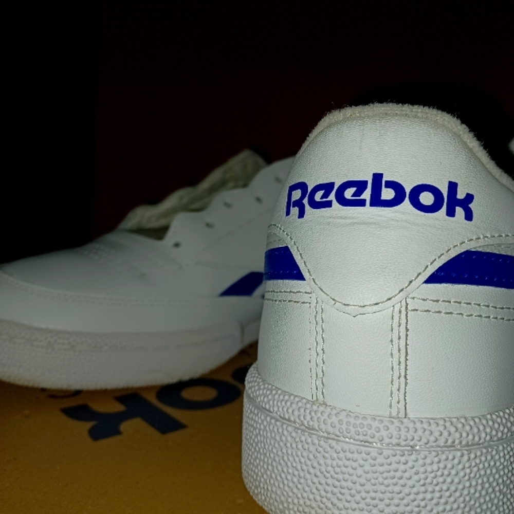 Fresh Rebook low top tennis shoes